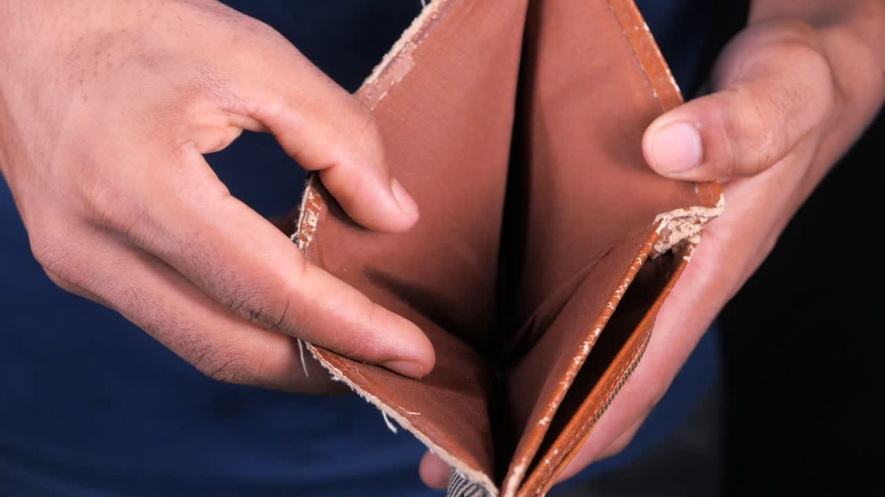 Cartera vacía en las manos