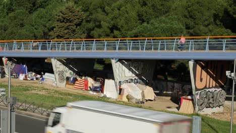 Chabolas-Bajo-El-Lateral-De-Un-Puente