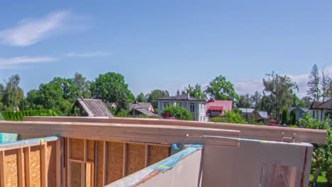 Tiro-De-Lapso-De-Tiempo-De-Trabajador-Industrial-En-El-Sitio-De-Construcción-Construir-Nueva-Azotea-De-Madera-De-La-Casa-Durante-El-Verano