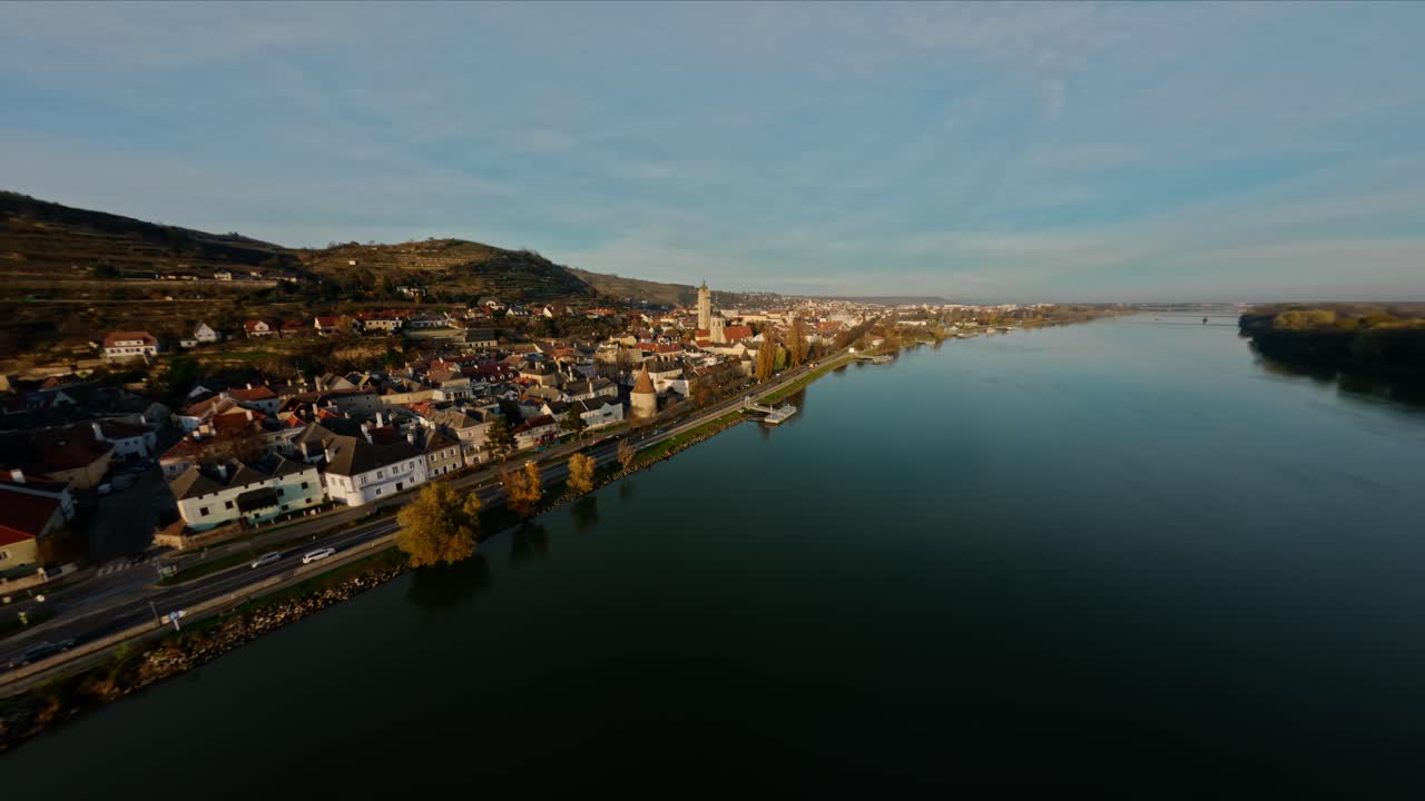 Drone FPV in hovering sopra il Danubio, in avvicinamento alla "Chiesa di Frauenberg", Stein, Austria.