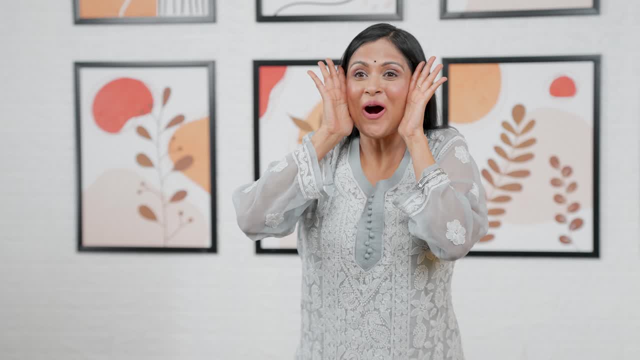 복사 공간을 가리키는 여성