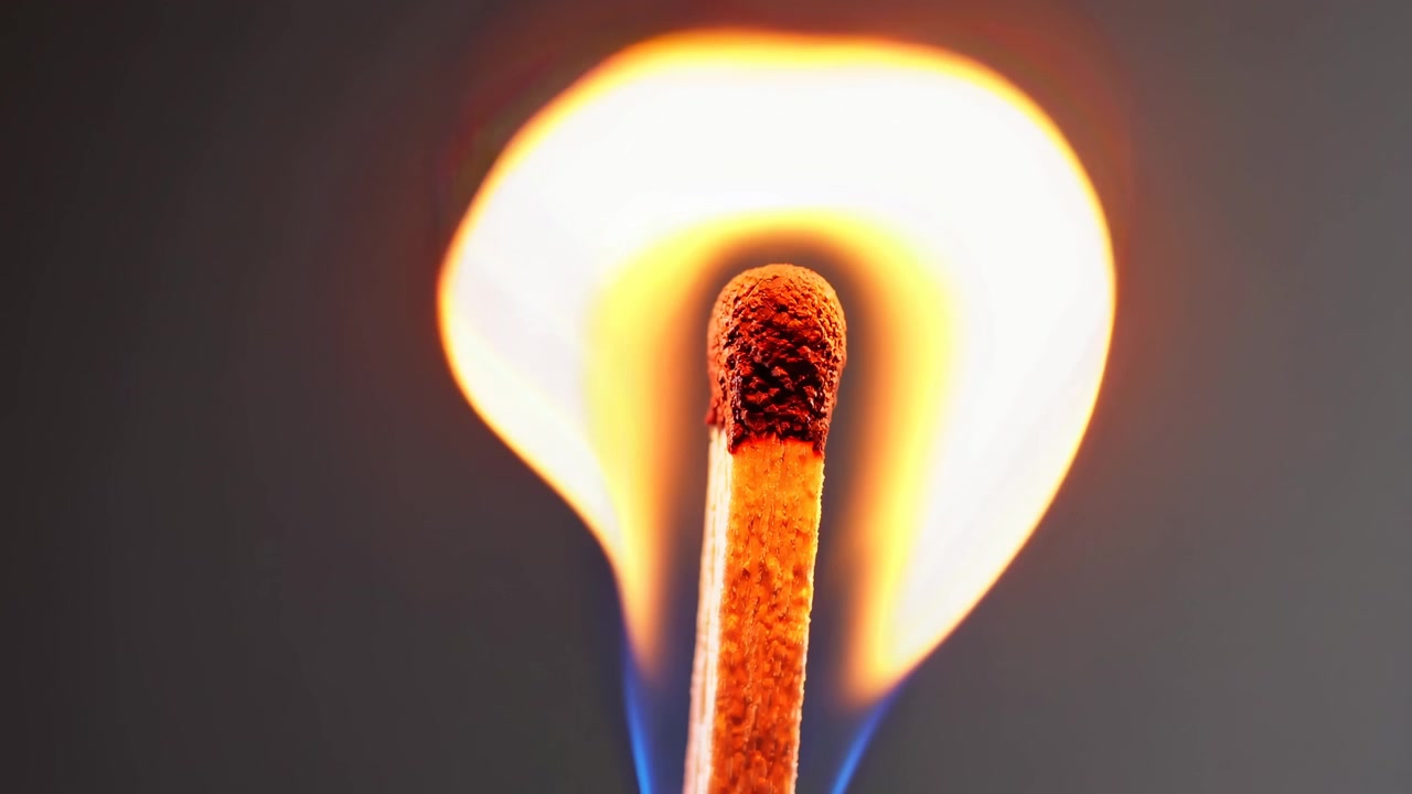 Primo piano di un fiammifero di legno che si accende e brucia
