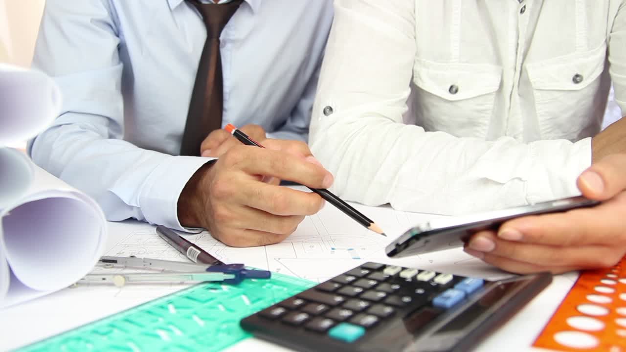 arquitecto trabajando en el plan de construcción con teléfono móvil