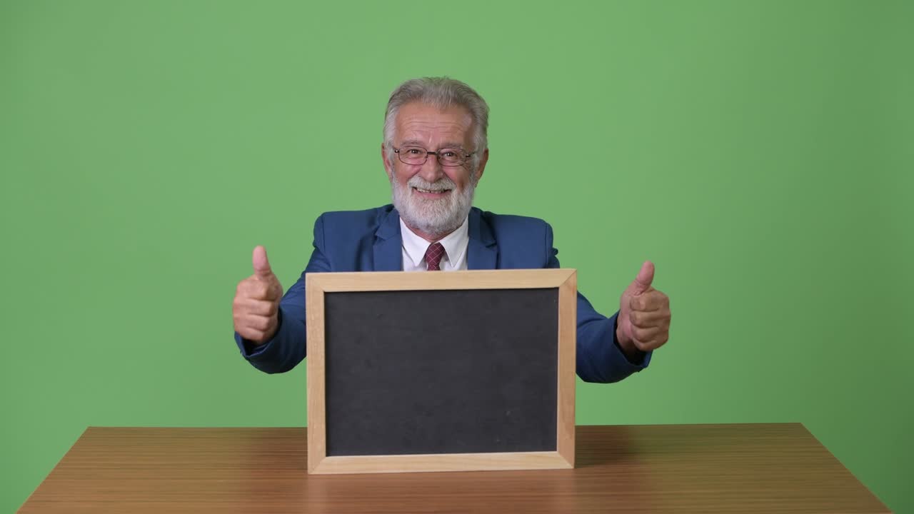 초록색 배경 에 있는 잘생긴 수염 이 있는 상인