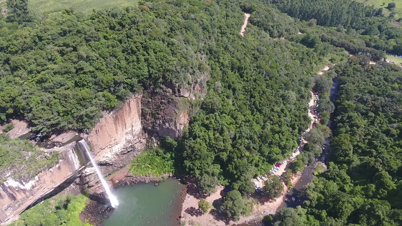 съемка каскада чувискейро с воздуха в формате 4k с красивым пейзажем парка