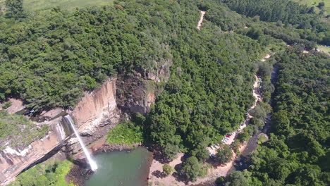 4k-Luftszene-Der-Kaskade-Von-Chuvisqueiro-Mit-Einer-Wunderschönen-Parklandschaft