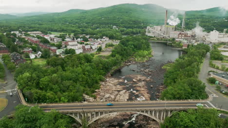 Die-Brücke-Enthüllt-Die-Papierfabrik-Rumford-Maine-In-Majestätischem-Schwenk