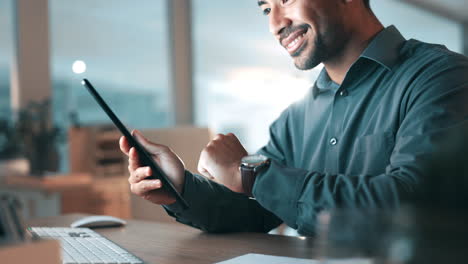 tableta, oficina y hombre de negocios escribiendo digitalmente