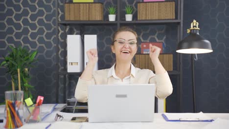 Retrato-De-Mujer-De-Negocios-Alegre.