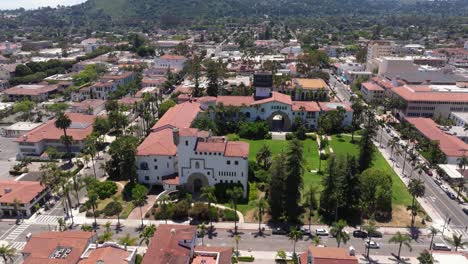 el juzgado del condado de santa bárbara en la famosa ciudad de california beach