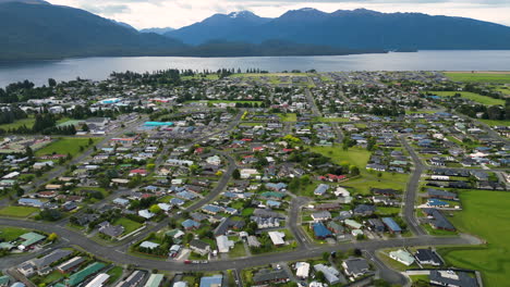 Antena-De-La-Ciudad-De-Te-Anau-En-Fiordland,-Nueva-Zelanda