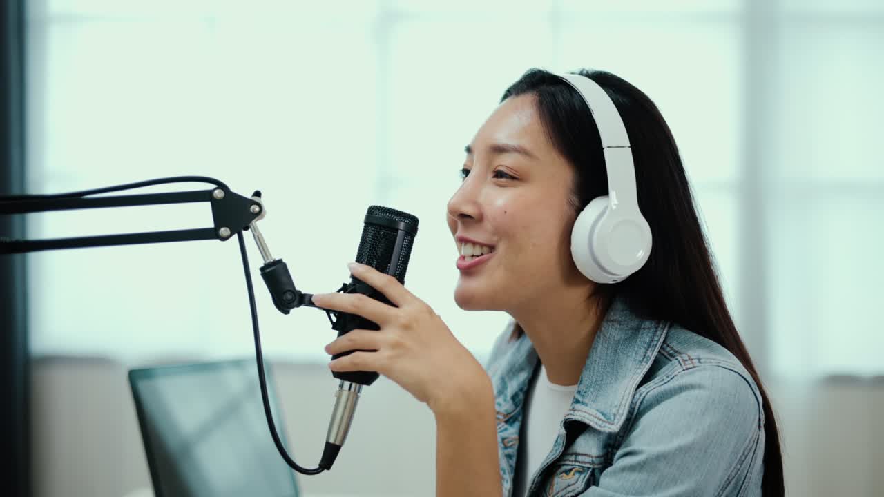 コンテンツクリエイター女性ホストヘッドフォンとコンデンサーのラップトップでポッドキャストをストリーミングゲストインタビューホームブロードキャストスタジオでゲストの会話女性ブロガーがラジオで声を録音 - ライブドアニュース