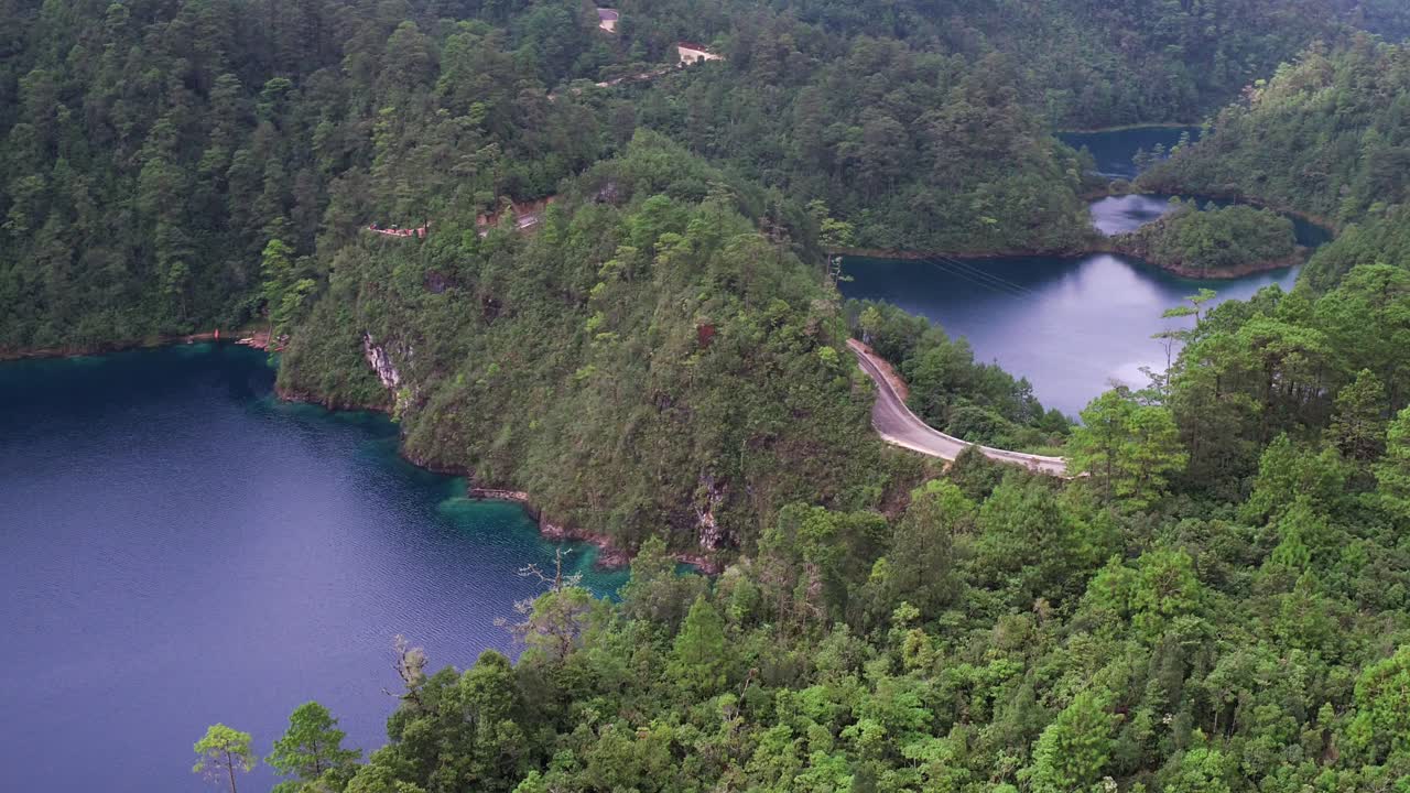 cinco lagos, montebello national park, chiapas의 공중 시네마틱 드론 샷