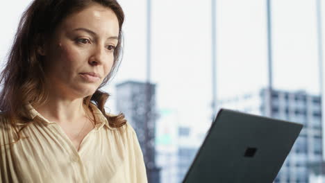 directora ejecutiva que trabaja en la planificación financiera y la asignación de presupuestos