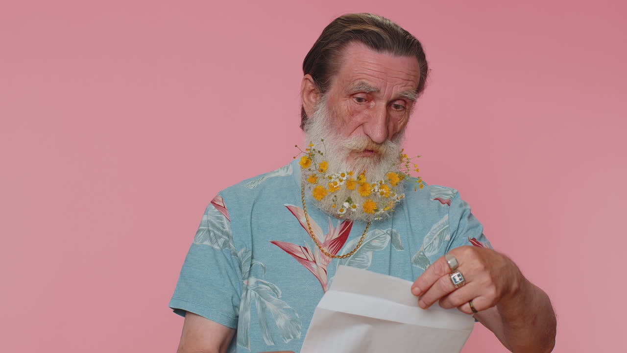 старший мужчина открывает конверт письмо прочитать его чувствовать себя счастливым карьерный рост продвижение продвижение банковский кредит утвердить