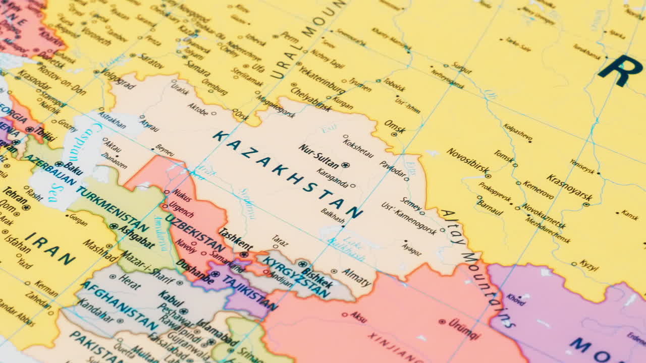 primer plano del país la palabra kazakhstan en un mapa del mundo con el nombre detallado de la capital