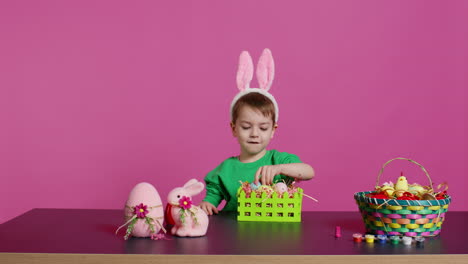 Dulce-Joven-Haciendo-Coloridos-Arreglos-Para-La-Festividad-De-Pascua