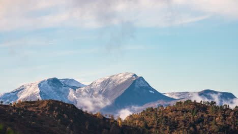 Zeitraffer-Der-Herbstberge-In-Der-Morgensonne.-Winter-Kommt