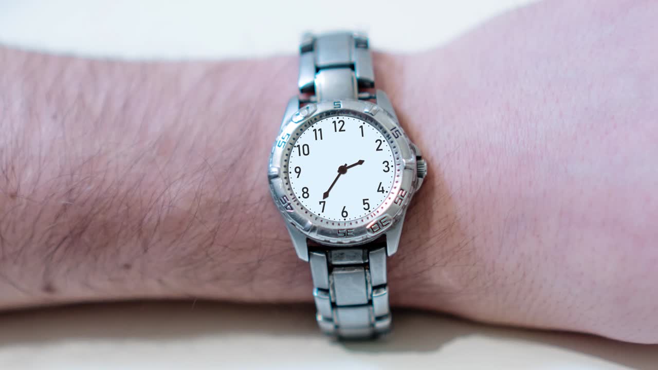 reloj de muñeca en timelapse en la mano