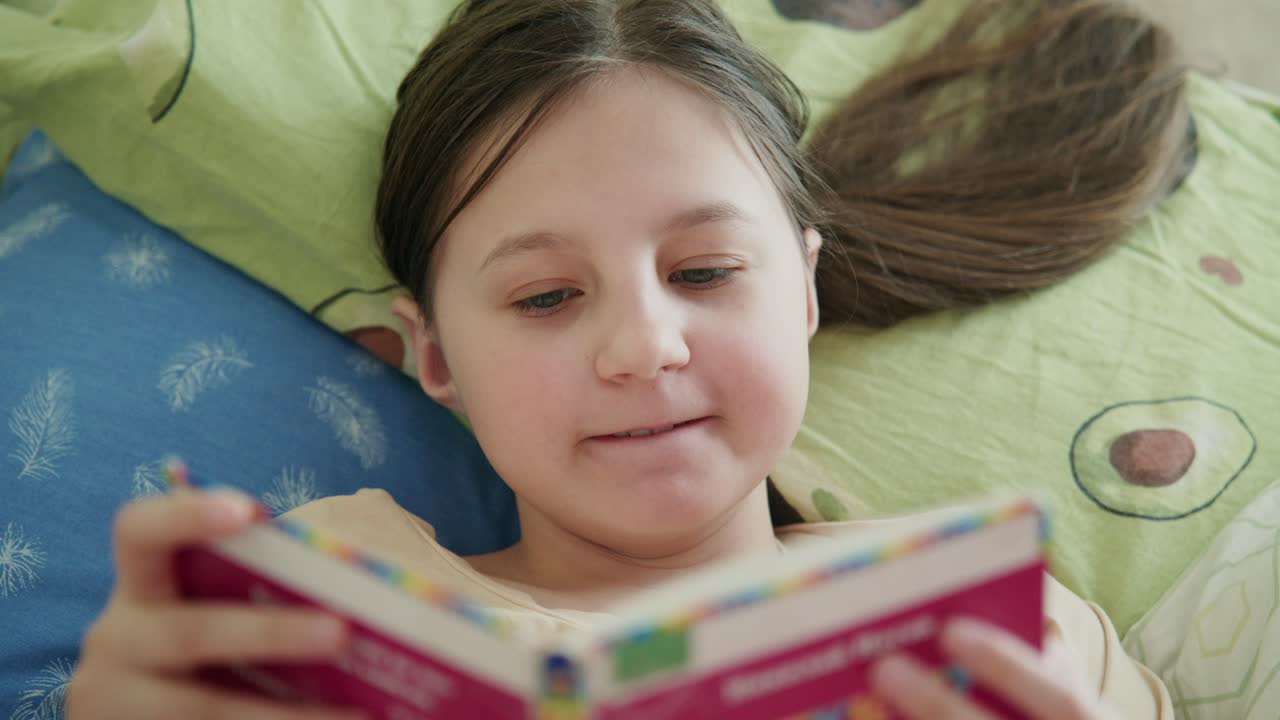 Niña, leer un libro, en cama
