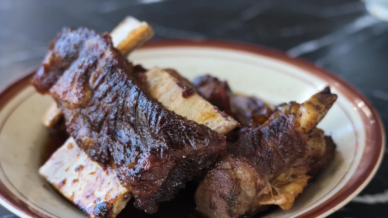 Costillas a la parrilla muy deliciosas en un plato con salsa dulce. Un plato típico indonesio hecho con trozos de costillas de res.