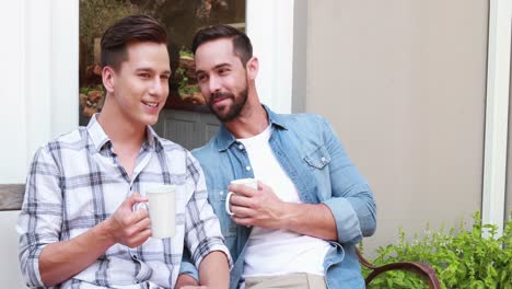 Homosexuelles-Paar-Trinkt-In-Einer-Tasse