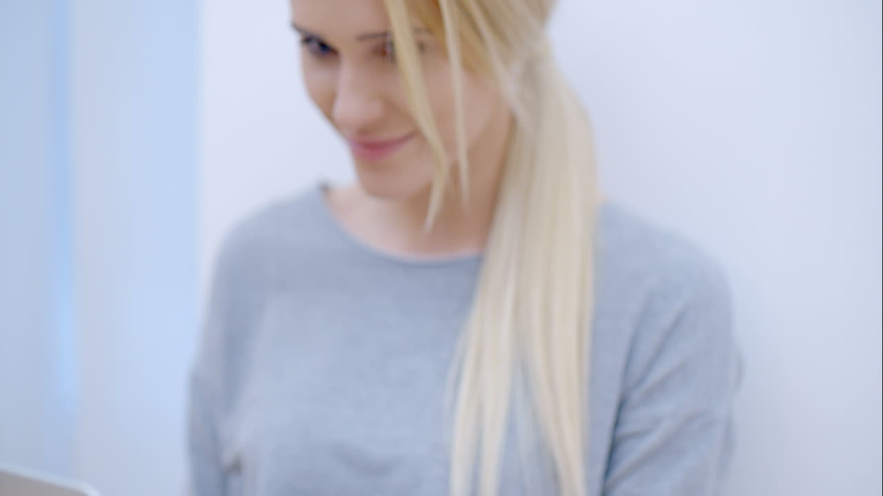 노트북 컴퓨터를 사용하는 흐릿한 여성