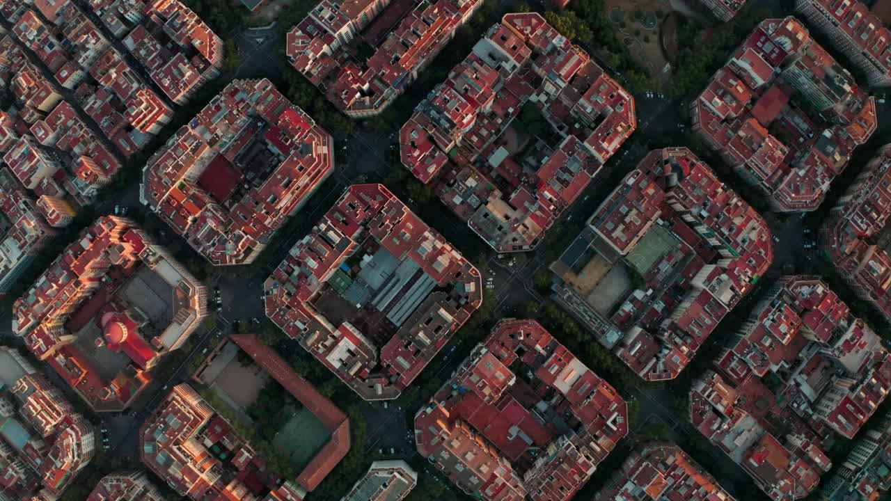 바르셀로나 그리드 시티 스퀘어 블록의 대각선 슬라이더 탑다운 드론 샷