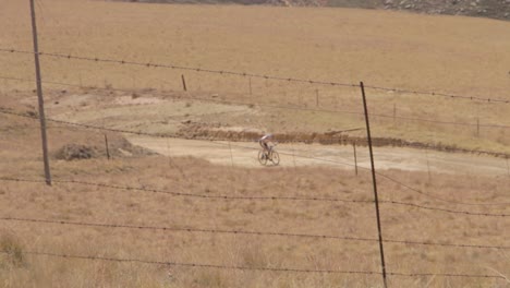 Ciclista-De-Montaña-Ocupado-Con-Una-Escalada-Agotadora