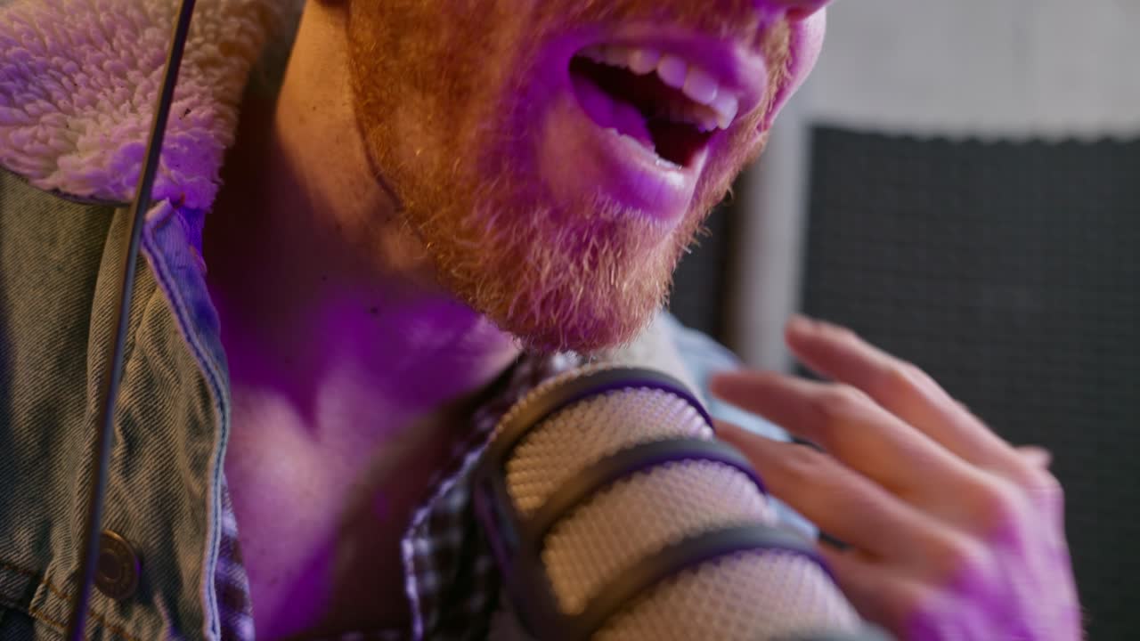 la boca del podcaster hablando en un micrófono de primer plano, con el movimiento de la cámara añadiendo intensidad. captura movimientos precisos de los labios, rica dinámica de sonido, y el enfoque de podcasting profesional. espectáculo en vivo
