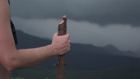 los excursionistas mano con bastón vigilando las montañas mientras la tormenta se acerca de cerca