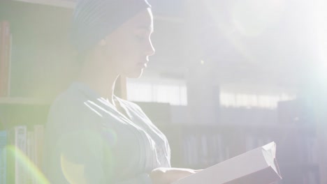estudiante asiática sosteniendo y leyendo un libro