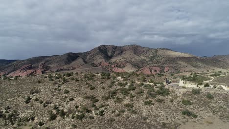 un vuelo casual de drones sobre la cresta de los dinosaurios, morrison colorado, rocas rojas en la distancia