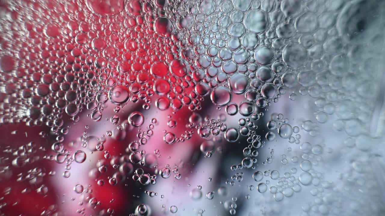 흐릿한 배경에서 물 위에 떠다니는 기름 방울