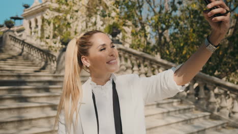 Stilvolle-Junge-Frau,-Die-Draußen-Ein-Selfie-Macht.