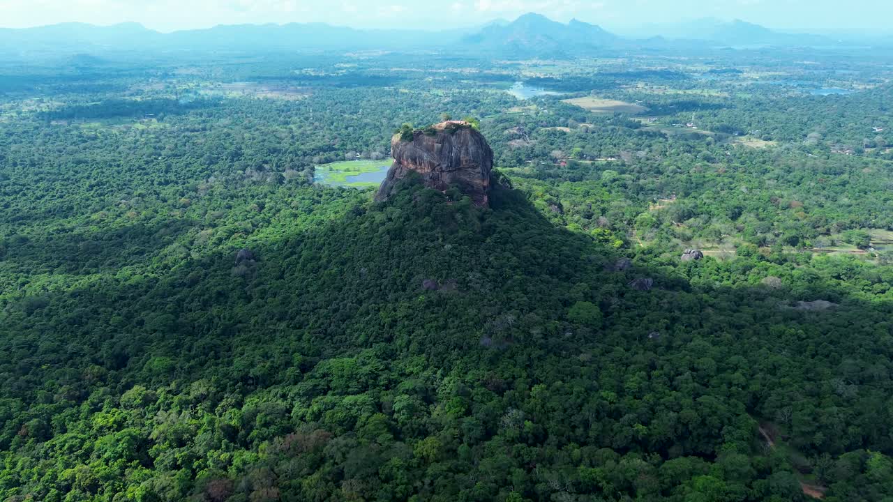 paisaje aéreo de drones de sigiriya, sitio turístico patrimonio de la unesco, formación rocosa de montaña en el clima de la selva tropical sri lanka viaje a asia