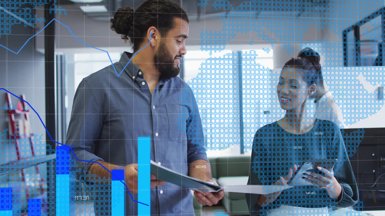 animación de procesamiento de datos sobre gente de negocios biracial hablando