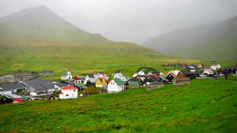 Einspielung-Des-Dorfes-Gjogv-Auf-Den-Färöer-Inseln,-Im-Hintergrund-Neblige-Berge