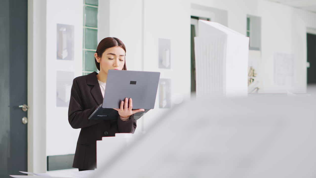 엔지니어는 스케일링 기능을 식별하기 위해 노트북을 사용합니다.