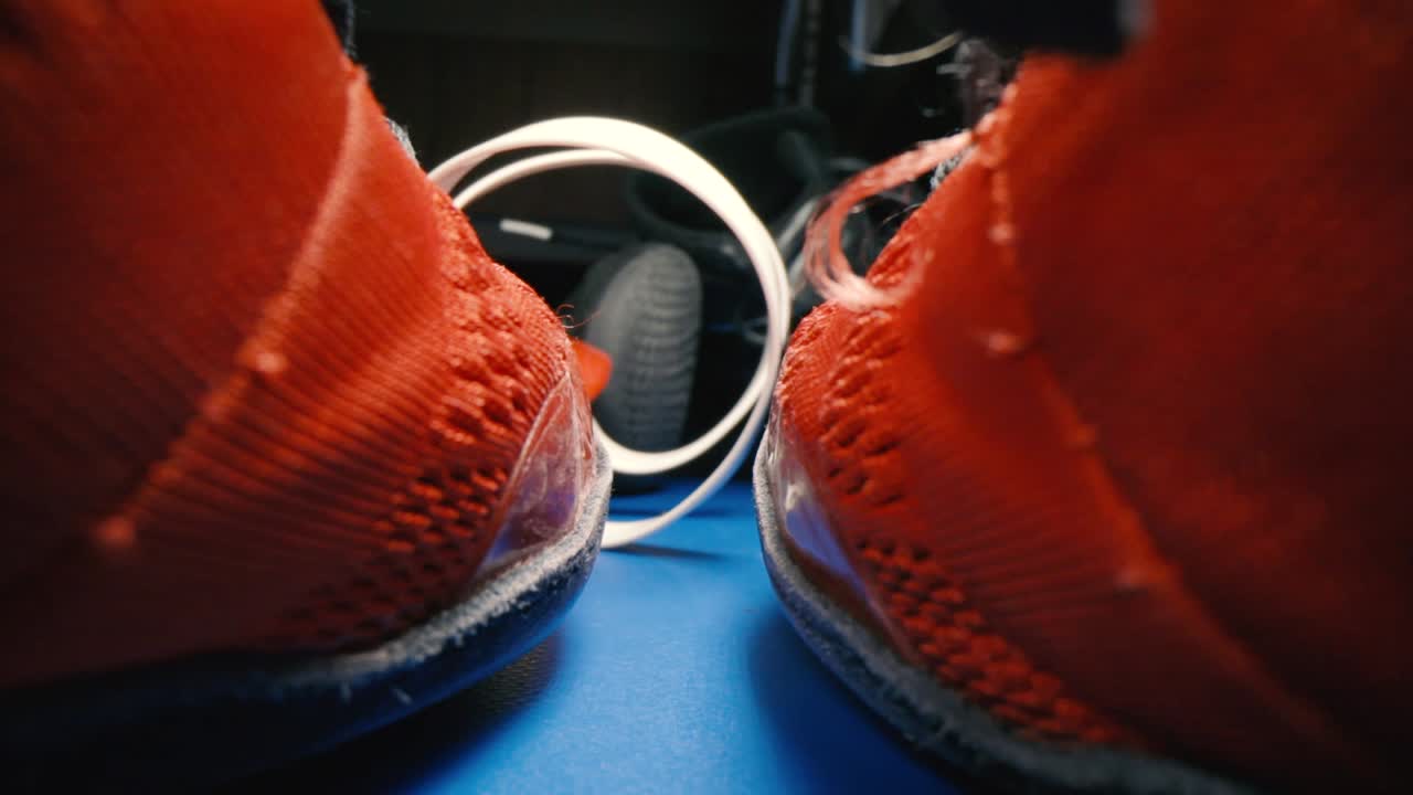 레슬링 신발과 헤드 기어 레슬링 장비를 통해 움직이는 프로브 렌즈는 독특한 시야를 만듭니다.