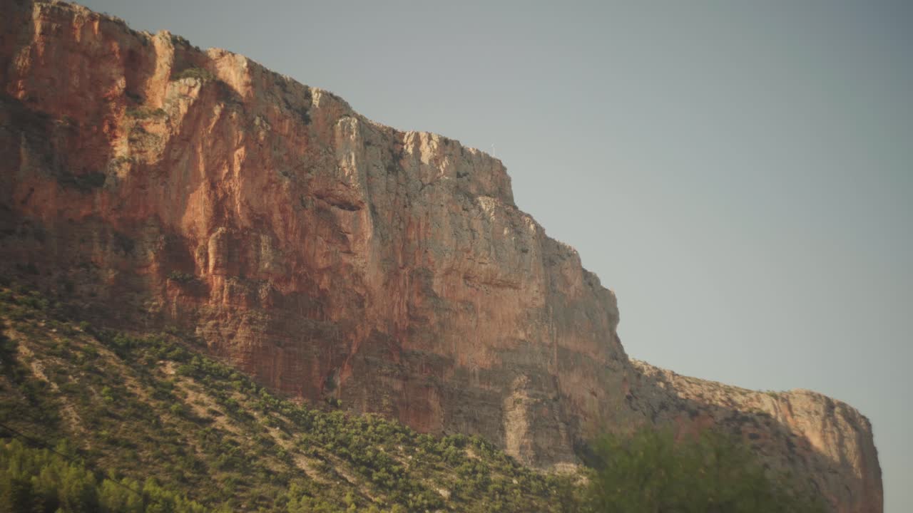 altos imponentes acantilados de columnas de tufa de piedra caliza de leonidio greece, estableciendo estática