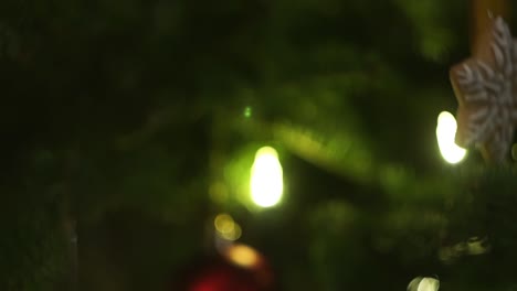 primer plano del árbol de navidad desenfocado con luces de navidad bokeh