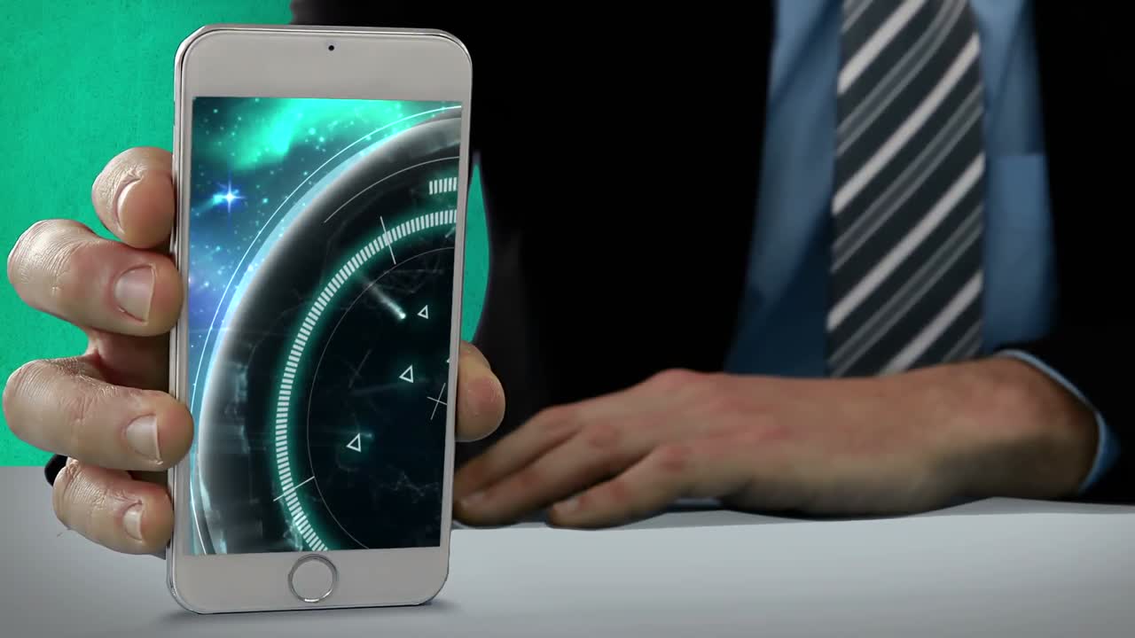 mano que muestra un teléfono móvil con interfaz digital virtual