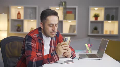 Sehnsüchtig-Betrachtet-Der-Mann-Das-Foto-Am-Telefon.