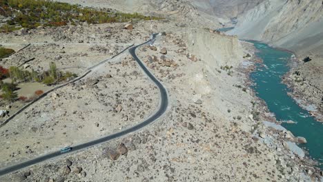 vista aérea de la sinuosa carretera de skardu en la región de gilgit baltistan