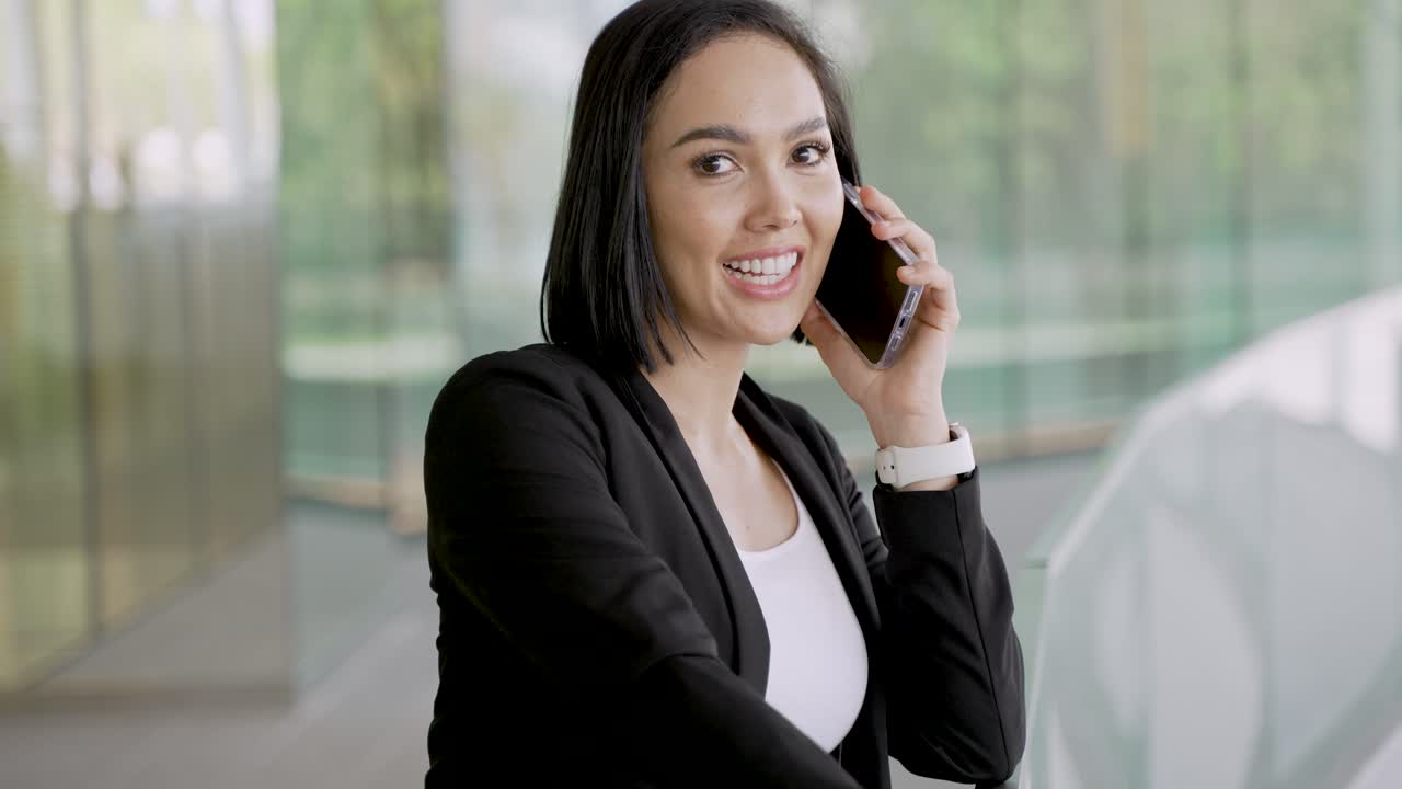 mujer de negocios en una llamada telefónica en una oficina moderna