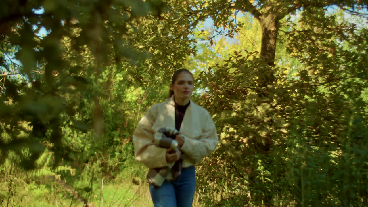 mujer caminando en un bosque