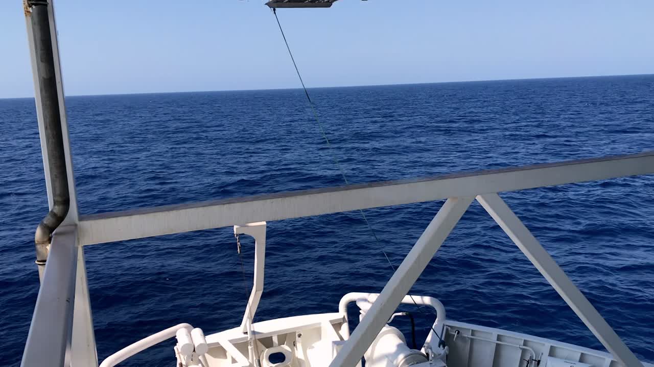 toma panorámica de dos ingenieros que trabajan en maquinaria