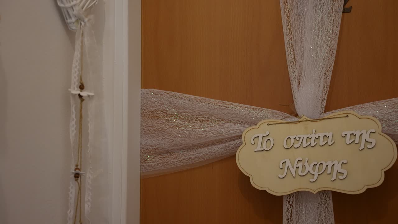 Realizzazione di ornamenti decorativi a forma di cuore per l'arredamento della casa in un accogliente soggiorno