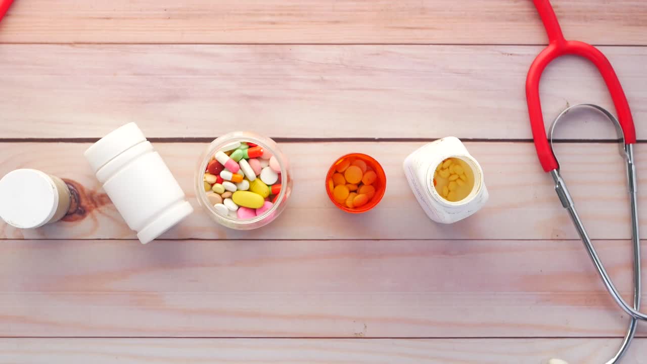 suministros médicos y medicamentos en una mesa de madera